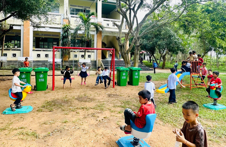 Các em học sinh vui đùa bên công trình khu vui chơi được Tỉnh đoàn trao tặng. Ảnh: Bảo Phúc cac-em-hoc-sinh-truong-tieu-hoc-kong-long-khong-vui-dua-ben-cong-trinh-khu-vui-choi-do-tinh-doan-trao-tang.jpg