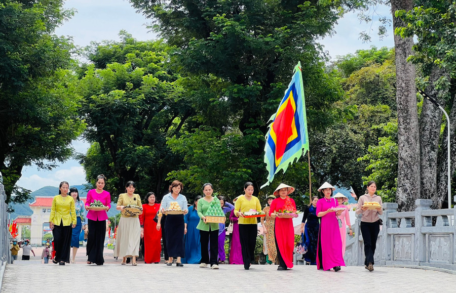 Ban tổ chức hội thi dâng bánh tại khu Đền thờ Tây Sơn Tam Kiệt. Ảnh: M.N cac-doi-thi-dang-mam-banh-dan-gian-nhan-le-gio-hoang-de-quang-trung.jpg