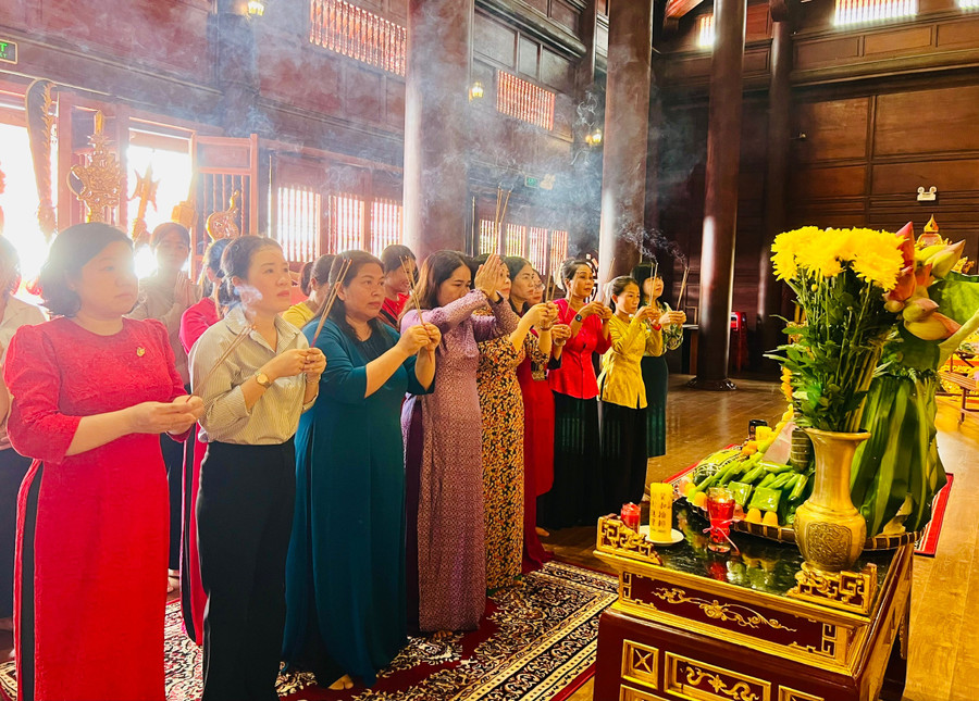 Các đại biểu dâng hương bày tỏ tấm lòng thành kính với Hoàng đế Quang Trung. Ảnh: M.N cac-dai-bieu-dang-huong-bay-to-tam-long-thanh-kinh-voi-hoang-de-quang-trung.jpg