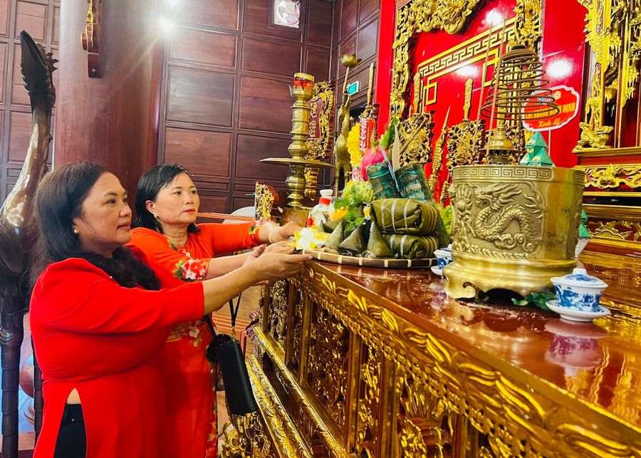 Các đội thi dâng mâm lễ vật cúng Vua. Ảnh: M.N cac-doi-thi-chuan-bi-mam-le-vat-dang-cung-vua.jpg