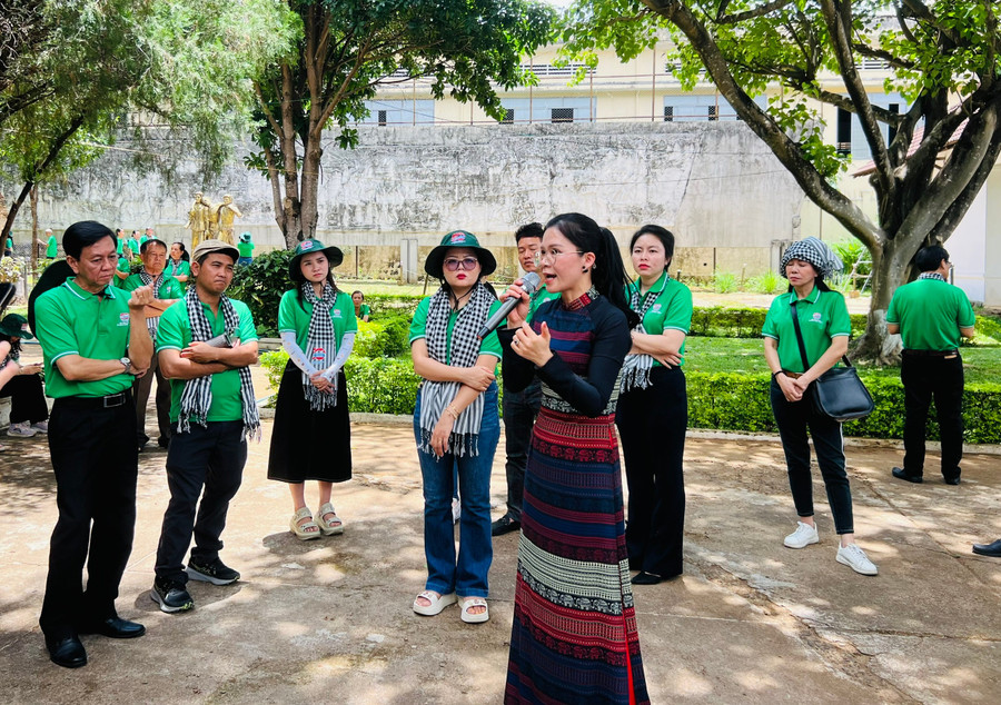 Các cán bộ, văn nghệ sĩ đến từ TP. Hồ Chí Minh tham quan tìm hiểu Di tích Lịch sử-Văn hóa Nhà lao Pleiku. Ảnh: P.L 14ec96b986c6404c5fab270667fe49d1.jpg