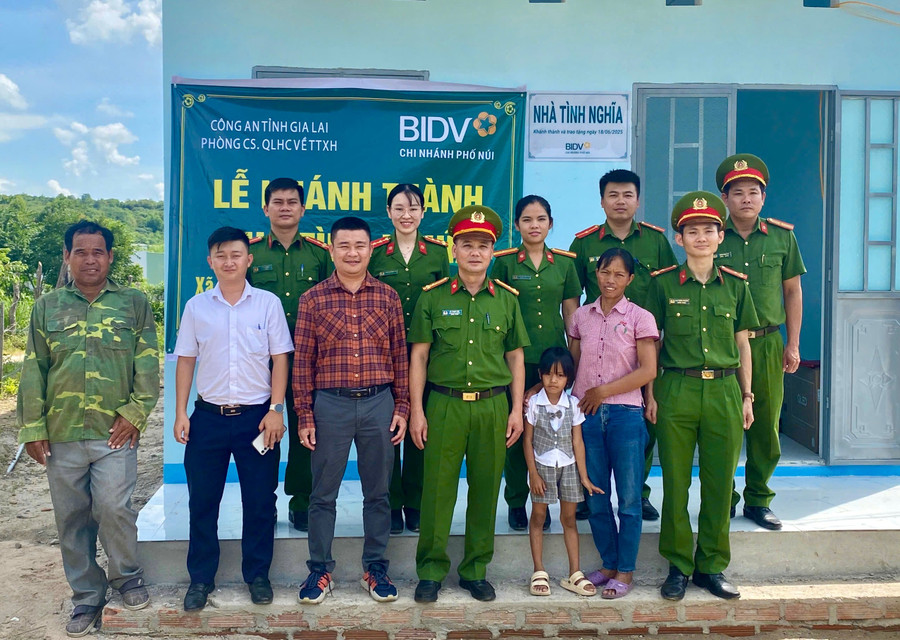 Các đơn vị bàn giao nhà tình nghĩa cho gia đình bà Đinh Thị Biên. Ảnh: Thu Hiền img-3645.jpg