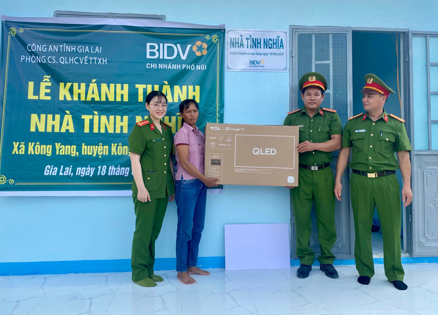 Phòng Cảnh sát Quản lý hành chính về trật tự xã hội tặng tivi cho gia đình bà Đinh Thị Biên. Ảnh: Thu Hiền img-3644.jpg