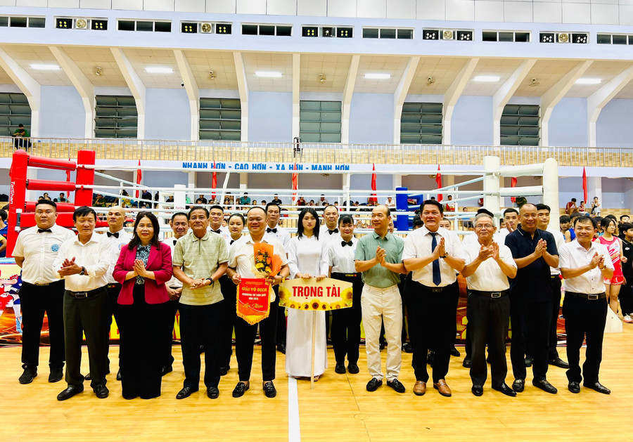 Các đại biểu trao cờ lưu niệm cho tổ trọng tài cùng các đoàn tham gia Giải vô địch Kickboxing trẻ toàn quốc. Ảnh: P.L aec3a9426ee3e6bdbff2.jpg