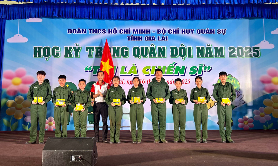 Đại diện Ban tổ chức trao phần thưởng cho 9 chiến sĩ “nhí” có thành tích xuất sắc trong quá trình tham gia chương trình. Ảnh: M.N 0523c8b21baa00318001258e16761954.jpg