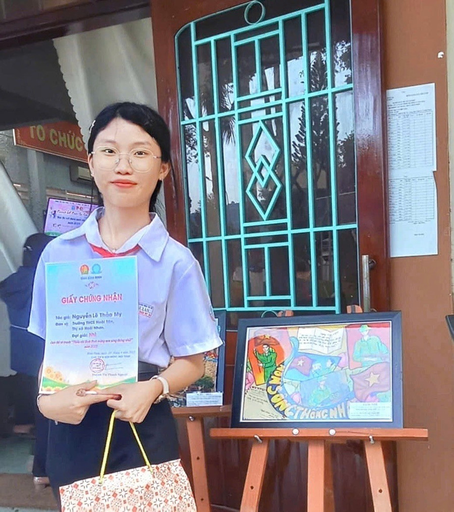 Em Nguyễn Lê Thảo My (lớp 9A1, Trường THCS Hoài Tân, phường Hoài Nhơn Nam) đạt giải cuộc thi thiếu nhi vẽ tranh “Em vẽ sắc màu quê hương”. Ảnh: NVCC em-nguyen-le-thao-my-lop-9a1-truong-thcs-hoai-tan-phuong-hoai-nhon-nam.jpg