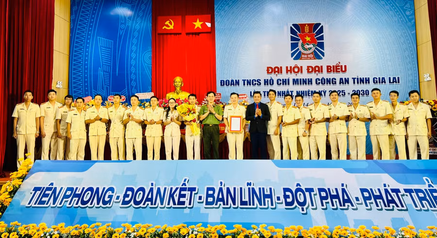 cac-dong-chi-lanh-dao-trao-quyet-dinh-va-tang-hoa-chuc-mung-cac-uy-vien-ban-thanh-nien-cong-an-tinh-khoa-i.jpg