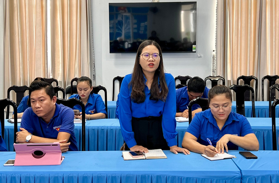 Chị Siu H'Liên-Phó Bí thư Huyện Đoàn, Chủ tịch Hội LHTN Việt Nam huyện Đức Cơ phát biểu ý kiến tại hội nghị. Ảnh: P.L 271bd6865b74d85628a32463ef84d8c9.jpg
