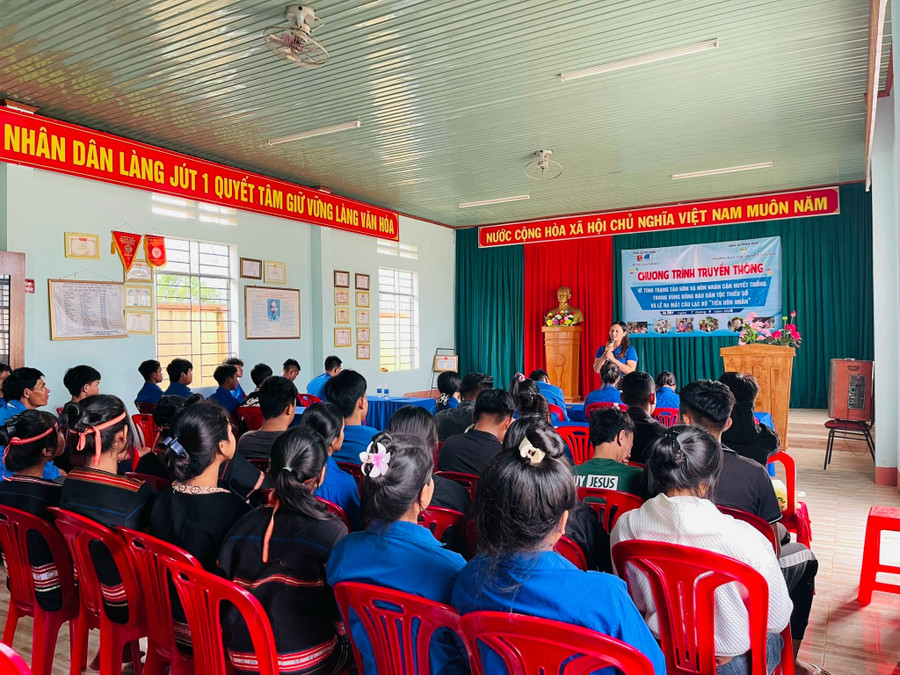 Các chương trình truyền thông về phòng-chống tảo hôn và hôn nhân cận huyết thống được các đơn vị tổ chức thường xuyên nhằm nâng cao nhận thức cho người dân. Ảnh: M.N img-2466.jpg