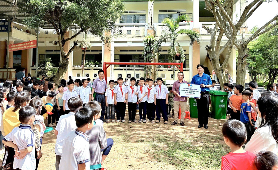 Đại diện Tỉnh đoàn Gia Lai trao tặng công trình khu vui chơi cho giáo viên và học sinh Trường Tiểu học Kông Lơng Khơng. Ảnh: Bảo Phúc dai-dien-tinh-doan-gia-lai-trao-bang-tuong-trung-cong-trinh-vui-choi-cho-dai-dien-truong-tieu-hoc-kong-long-khong.jpg