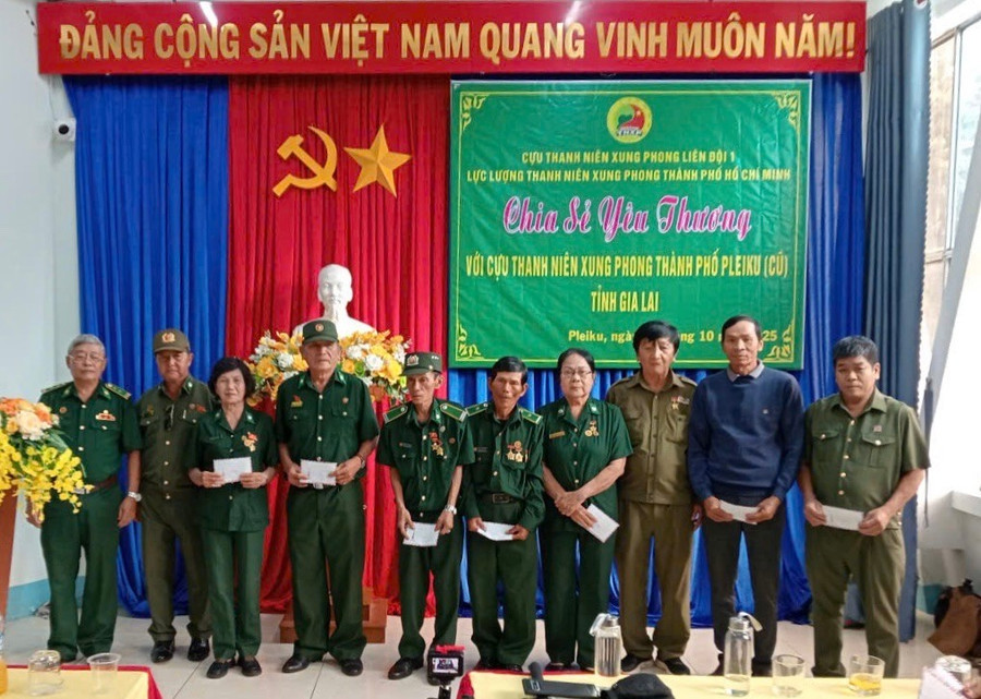 Cựu Thanh niên xung phong Liên đội 1 (trực thuộc Lực lượng Thanh niên xung phong TP. Hồ Chí Minh) tặng quà cho hội viên có hoàn cảnh khó khăn. Ảnh: Minh Hải tang-qua-cho-cuu-thanh-nien-xung-phong-co-hoan-canh-kho-khan.jpg