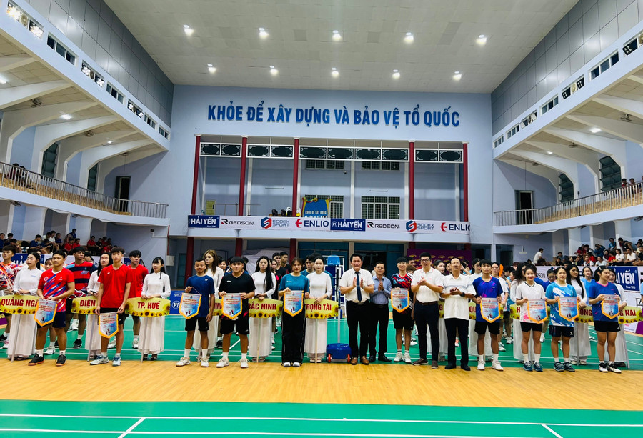 Ban tổ chức trao cờ lưu niệm cho các đơn vị tham dự giải. Ảnh: M.N cac-dai-bieu-tang-hoa-va-co-luu-niem-cho-cac-doan-tham-gia-giai.jpg