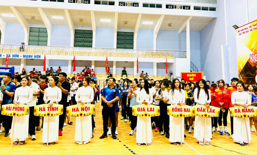 Tham gia Giải vô địch Kickboxing trẻ toàn quốc có 39 đoàn của 29 tỉnh, thành phố trong cả nước. Ảnh: P.L be55d8610bc0839edad1.jpg