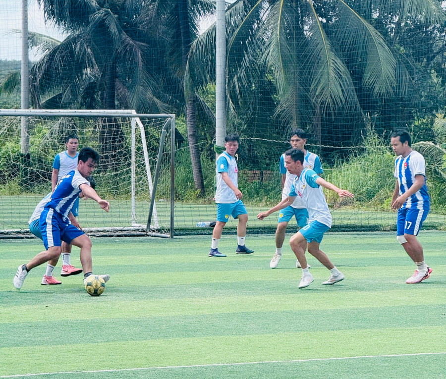Trận chung kết giữa đội bóng FC Doanh nhân trẻ Gia Lai và Đoàn xã Ia Krái. Ảnh: Nguyễn Hường img-8061.jpg