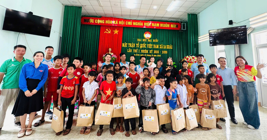 Câu lạc bộ Bóng đá Doanh nhân trẻ Gia Lai tặng quà cho trẻ em có hoàn cảnh khó khăn của xã Ia Krái. Ảnh: Nguyễn Hường img-8060.jpg