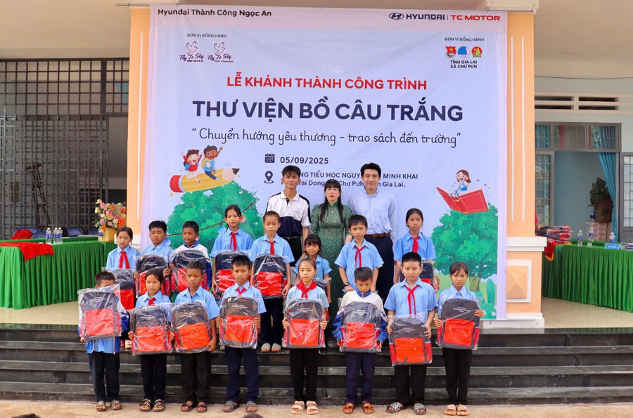 Ban tổ chức tặng 220 ba lô cho các em học sinh có hoàn cảnh khó khăn của Trường Tiểu học Nguyễn Thị Minh Khai. Ảnh: Văn Phúc c21b712247e6ccb895f7-1.jpg