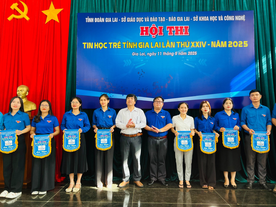 Ban tổ chức trao cờ lưu niệm cho các các Huyện Đoàn, Thị Đoàn, Thành Đoàn có thí sinh tham gia hội thi. Ảnh: P.L e11a012fe28550db0994.jpg