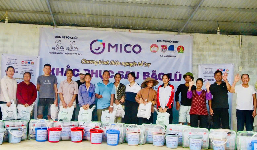 Người dân xã Vân Nham (tỉnh Lạng Sơn) được nhận quà, túi thuốc an sinh cho các đơn vị trao tặng. Ảnh: Khánh Vinh cac-don-vi-tang-qua-cho-nguoi-dan-xa-van-nham.jpg