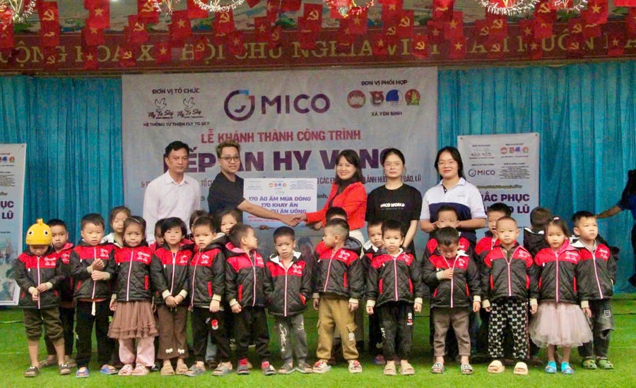 Các đơn vị tặng quà, áo ấm cho học sinh Trường Mầm non Hòa Bình (xã Yên Bình, tỉnh Lạng Sơn). Ảnh: Khánh Vinh cac-don-vi-tang-qua-cho-hoc-sinh-truong-mam-non-hoa-binh.jpg