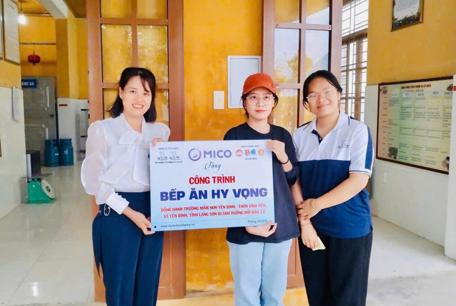 Các đơn vị trao bảng tượng trưng công trình "Bếp ăn Hy Vọng" cho đại diện Trường Mầm non Hòa Bình (xã Yên Bình, tỉnh Lạng Sơn). Ảnh: Khánh Vinh cac-don-vi-tang-bang-tuong-trung-cong-trinh-bep-an-hy-vong-cho-truong-mam-non-hoa-binh.jpg
