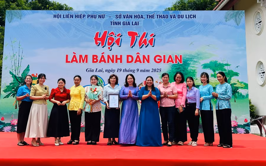 ban-to-chuc-trao-giai-nhat-hoi-thi-cho-hoi-lhpn-xa-tuy-phuoc-bac.jpg