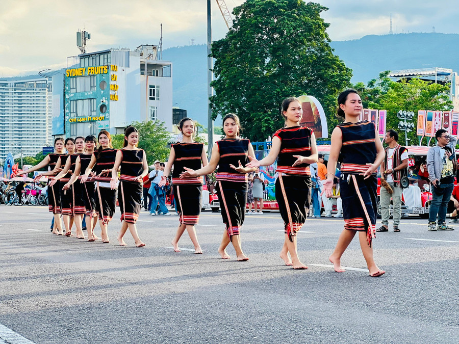 ក្នុងឈុតប្រពៃណី កុមារីចារាយសម្តែងរបាំចោមចៅ។ 581f76fc68f1e3afbae0.jpg
