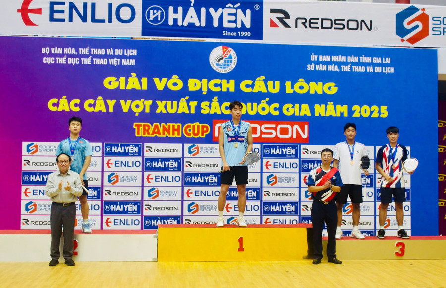 Ban tổ chức trao huy chương cho các VĐV tham gia nội dung thi đấu đơn nam. Ảnh: M.N img-7547-6302.jpg