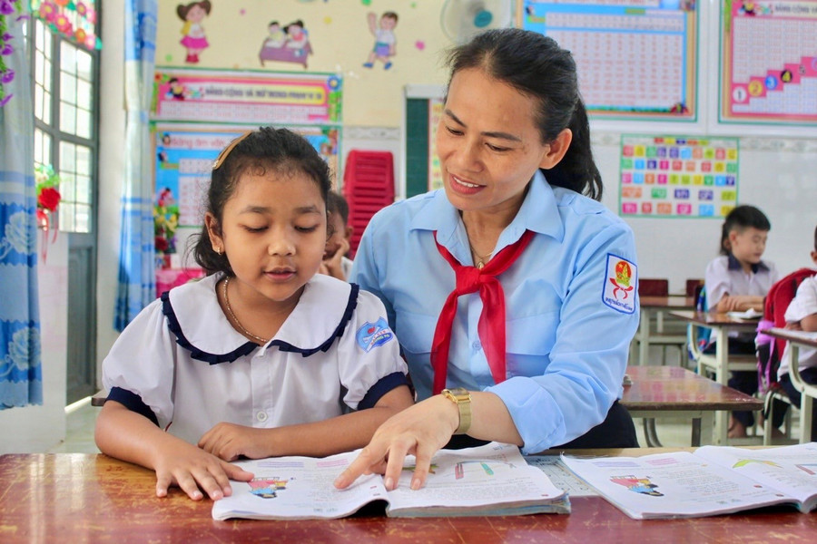 Cô Lê Thị Tưởng luôn quan tâm, dành tình thương cho học sinh vùng khó. Ảnh: M.N 1ir16tijm-5590ci.jpg