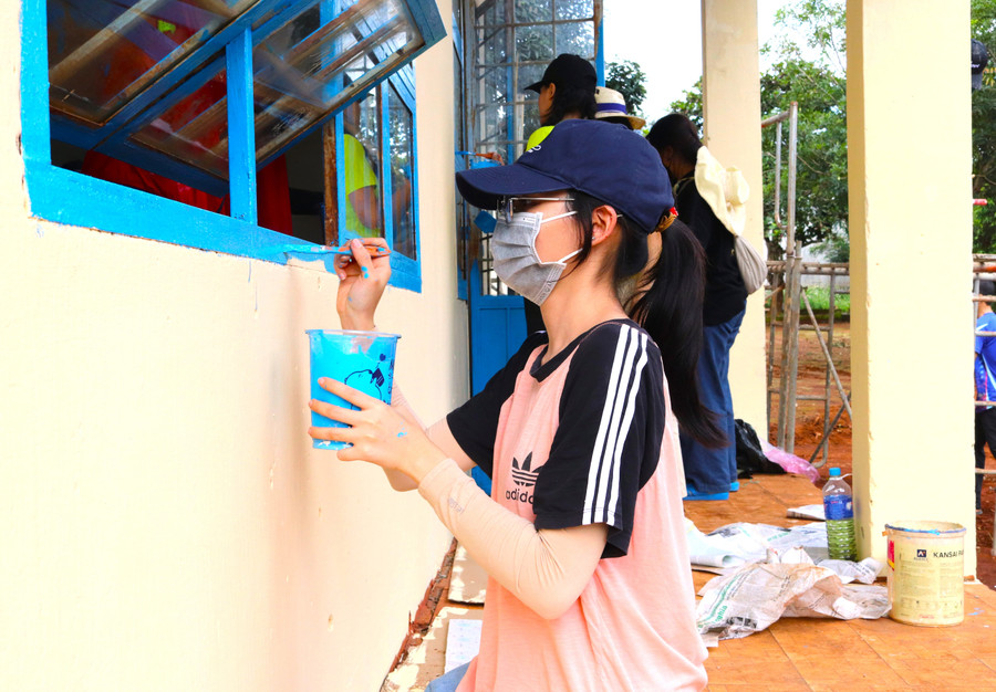 Các tình nguyện viên sơn lại phòng học. Ảnh: M.N 15.jpg