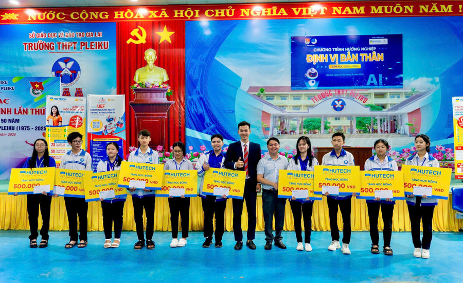 Đại diện các đơn vị tặng học bổng cho học sinh vượt khó học giỏi. Ảnh: Xuân Hậu dai-dien-cac-don-vi-tang-hoc-bong-cho-cac-hoc-sinh-vuot-kho-hoc-gioi.jpg