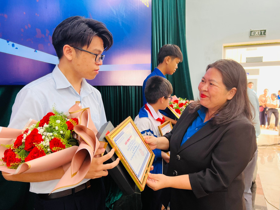 Bí thư Tỉnh Đoàn Hà Thị Giang Thảo trao giải nhất bảng C1 cho em Nguyễn Đăng Khang-lớp 12C3A, Trường THPT chuyên Hùng Vương (TP. Pleiku). Ảnh: P.L 417f610c97a2611c384de5390dbb9818.jpg