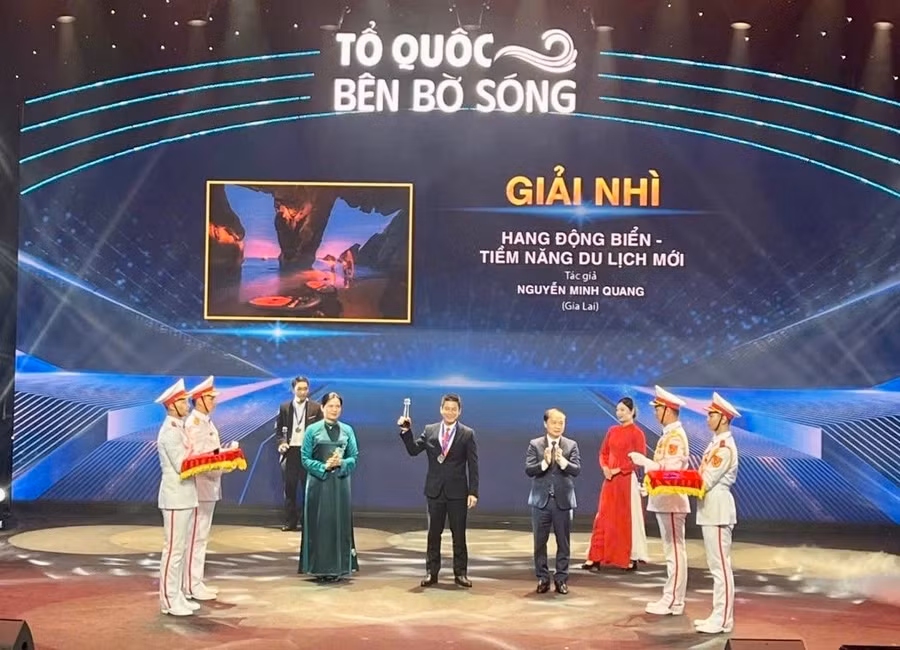 nsna-nguyen-minh-quang-nhan-giai-nhi-cuoc-thi-to-quoc-ben-bo-song.jpg
