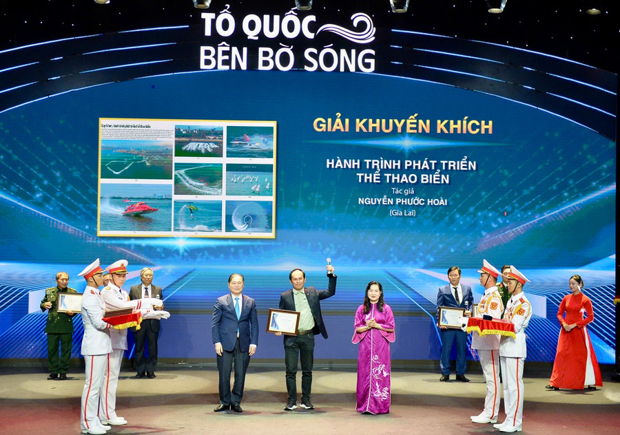 NSNA Nguyễn Phước Hoài (ở giữa) nhận giải khuyến khích hạng mục ảnh bộ với tác phẩm “Hành trình phát triển thể thao biển”. Ảnh: NVCC nsna-nguyen-phuoc-hoai-nhan-giai-khuyen-khich-cuoc-thi-to-quoc-ben-bo-song.jpg