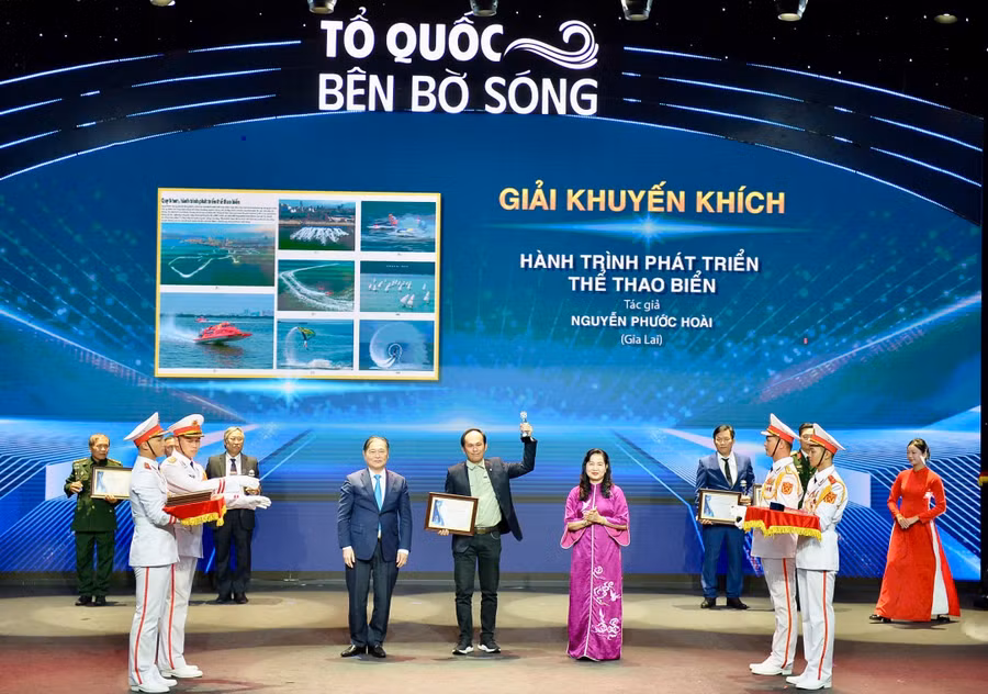 nsna-nguyen-phuoc-hoai-nhan-giai-khuyen-khich-cuoc-thi-to-quoc-ben-bo-song.jpg