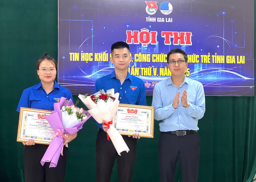 Trưởng ban Mặt trận thanh thiếu nhi Tỉnh Đoàn Hồ Trần Phú Nghĩa (bìa phải) trao giải nhì cho các thí sinh. Ảnh: P.L aa0f5e1a6d47ee858c9db586c2ae5842-9644.jpg