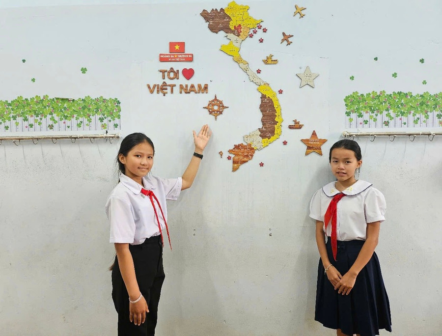 Em Đỗ Hà Gia Lộc (bìa trái, Trường Tiểu học Kim Đồng, huyện Ia Grai). Ảnh: Thúy Hằng img-2051.jpg