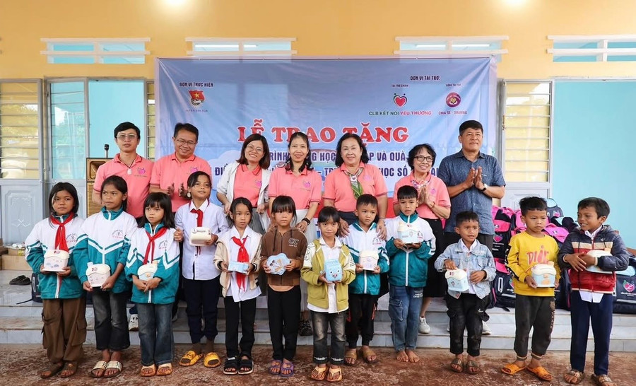 Câu lạc bộ Kết nối yêu thương (TP. Hồ Chí Minh) tặng quà cho học sinh Trường Tiểu học số 2 Kdang. Ảnh: ĐVCC img-4438.jpg