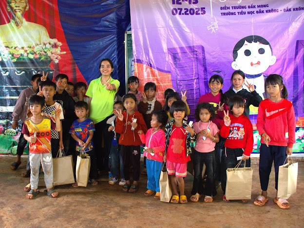 CLB tình nguyện HOPE TP. Hồ Chí Minh tặng quà cho học sinh Trường Tiểu học Đak Krong. Ảnh: U.H img-4439.jpg