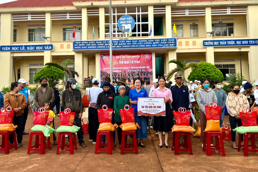 Ban tổ chức chương trình tặng túi quà an sinh cho người dân có hoàn cảnh khó khăn ở xã Kdang. Ảnh: P.L 78f8c1489712214c7803.jpg