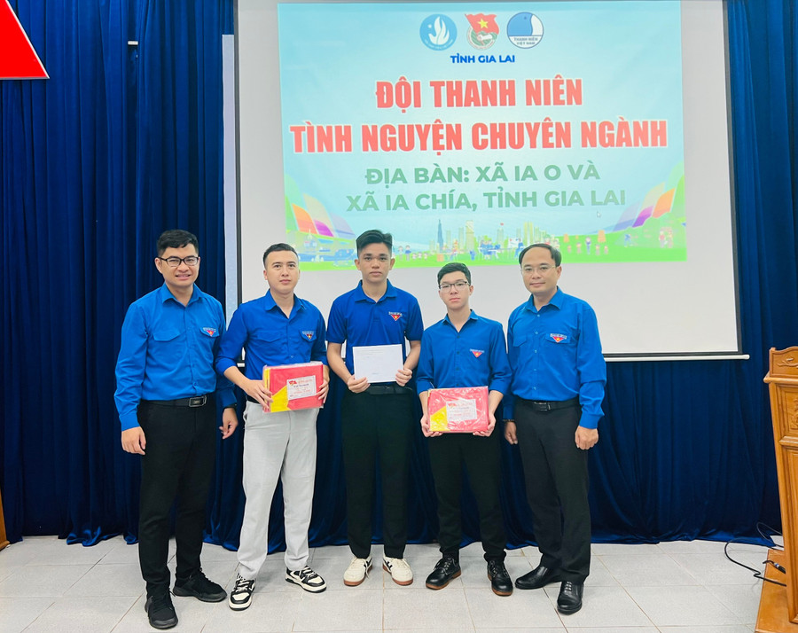 Phó Bí thư Tỉnh Đoàn Đỗ Đức Thanh (bìa phải) tặng quà cho đội hình thanh niên tình nguyện “Mùa hè xanh” các trường: Cao đẳng Gia Lai, Phân hiệu Đại học Nông lâm TP. Hồ Chí Minh tại Gia Lai, Phân hiệu Đại học Lâm nghiệp tại Gia Lai. Ảnh: P.L 299310bb245d693859cea68a59411f81.jpg