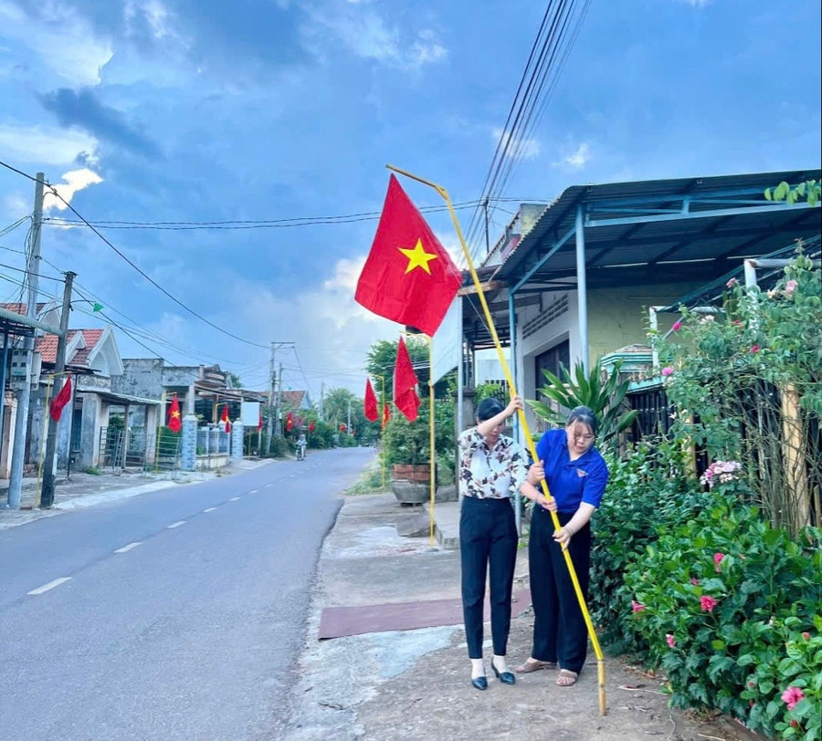 Công trình “Đường cờ Tổ quốc” được thực hiện từ cổng chào thôn Chánh Khoan Tây đến cầu Đồng Bàu (xã Bình Dương). Ảnh: H.N img-5062.jpg