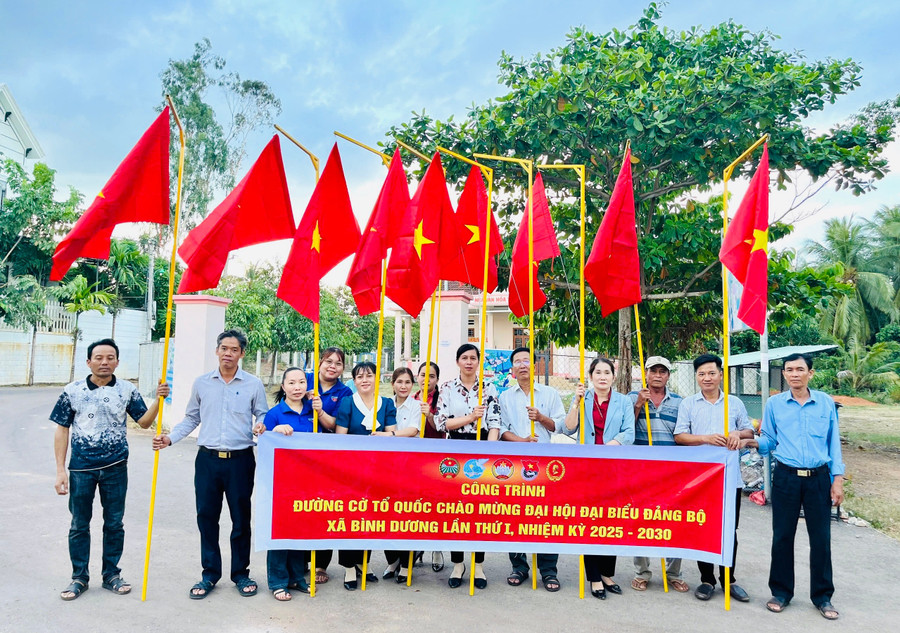 Ủy ban MTTQ Việt Nam xã cùng các hội, đoàn thể xã Bình Dương thực hiện công trình “Đường cờ Tổ quốc” nhằm chào mừng Đại hội đại biểu Đảng bộ xã Bình Dương lần thứ I. Ảnh: H.N img-5060.jpg