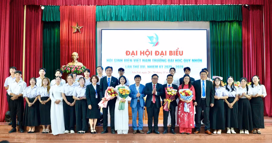 ban-thu-ky-hoi-sinh-vien-viet-nam-truong-dai-hoc-quy-nhon-ra-mat-tai-dai-hoi.jpg