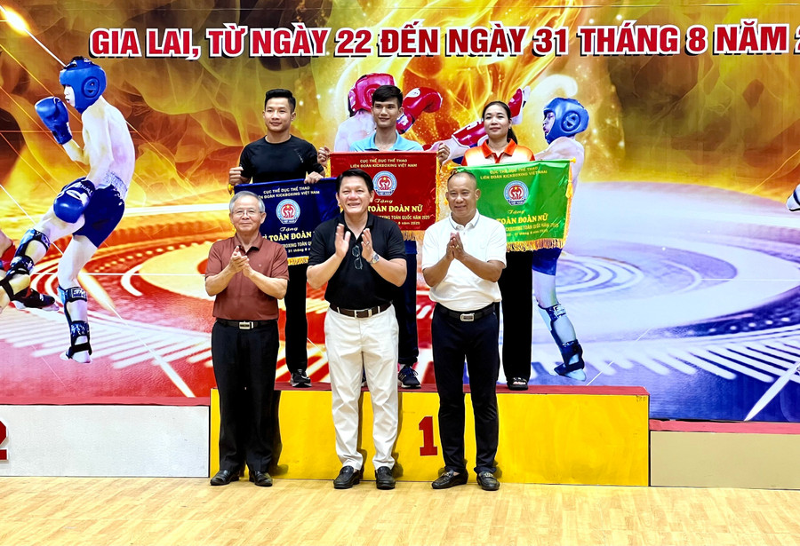 Ban tổ chức trao giải nhất, nhì, ba toàn đoàn cho các đơn vị có thành tích cao ở nội dung thi đấu dành cho nữ. Ảnh: M.N 5907fcd804ec925e8072b99533bedcc8.jpg