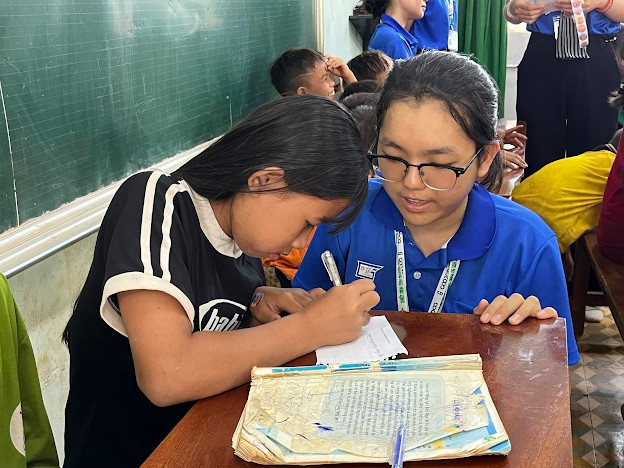 Sinh viên Trường Đại học Sư phạm TP. Hồ Chí Minh hướng dẫn thiếu nhi ôn tập bài. Ảnh: M.N img-4446.png