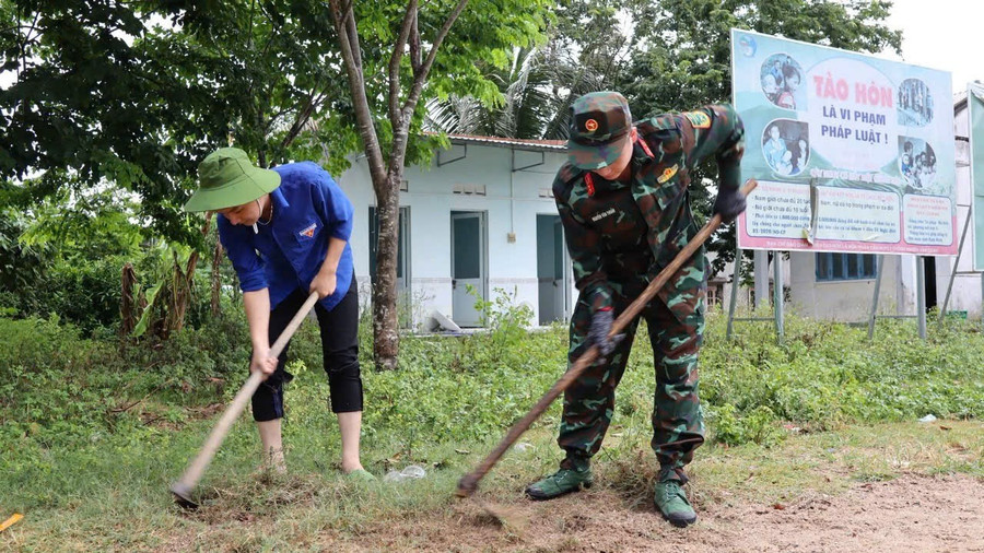 Sinh viên Trường Đại học Quy Nhơn cùng đoàn viên Đoàn cơ sở Quân y 13 tham gia chiến dịch Mùa hè xanh tại làng Kà Xim (xã Vân Canh). Ảnh: ĐVCC img-4456.jpg