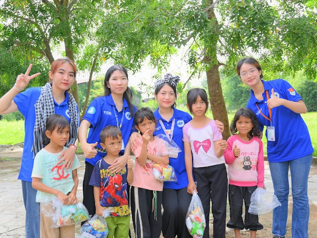 Sinh viên Trường Đại học Công thương TP. Hồ Chí Minh dành tình thương cho thiếu nhi xã Ia Mơ. Ảnh: M.N img-4452.jpg