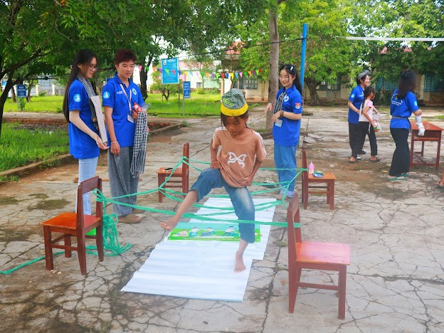 Các em nhỏ ở xã Ia Mơ tham gia trò chơi do anh, chị sinh viên Trường Đại học Công thương TP. Hồ Chí Minh tổ chức. Ảnh: M.N img-4455.jpg