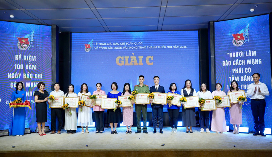 Ban tổ chức trao giải C cho các tác giả, nhóm tác giả đạt giải. Ảnh: Mạnh Phạm img-3721.jpg
