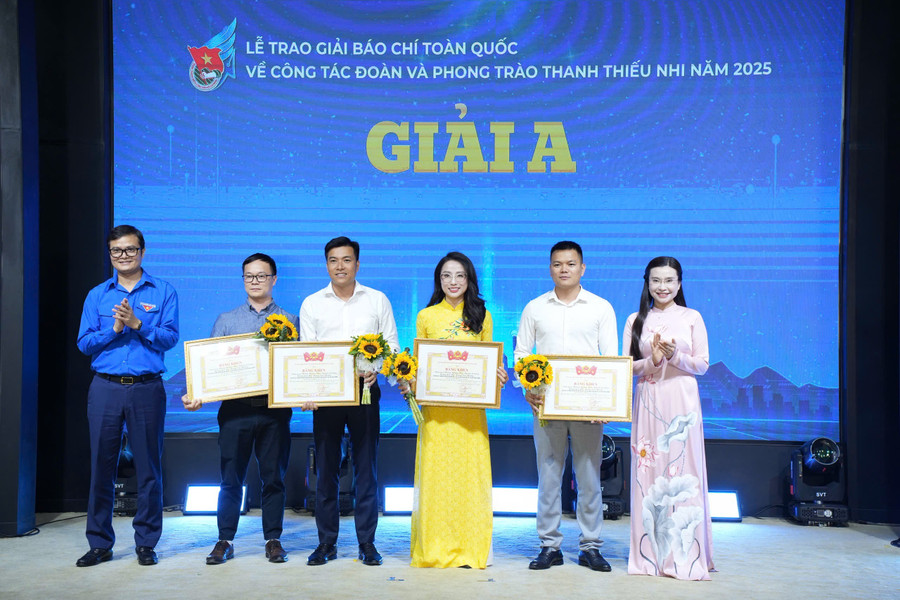 Bí thư thứ nhất Trung ương Đoàn Bùi Quang Huy (bìa trái) và Bí thư Trung ương Đoàn Nguyễn Phạm Duy Trang (bìa phải) trao giải A cho các tác giả. Ảnh: Mạnh Phạm img-3722.jpg